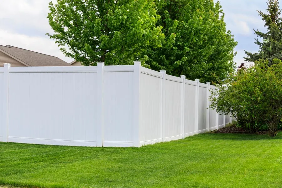 Vinyl fence with decorative accents in Chicago