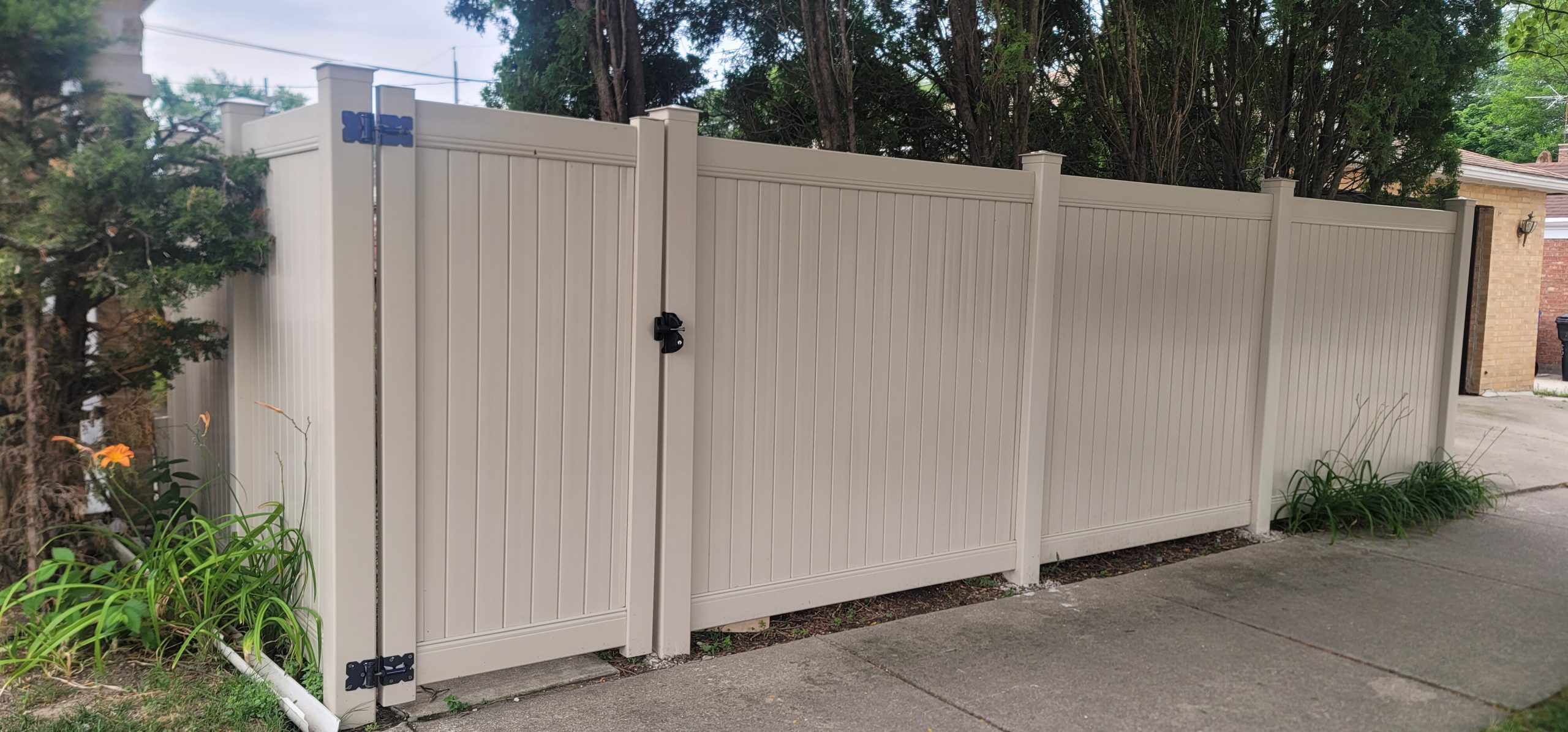 how-to-choose-your-vinyl-fencing-color-2