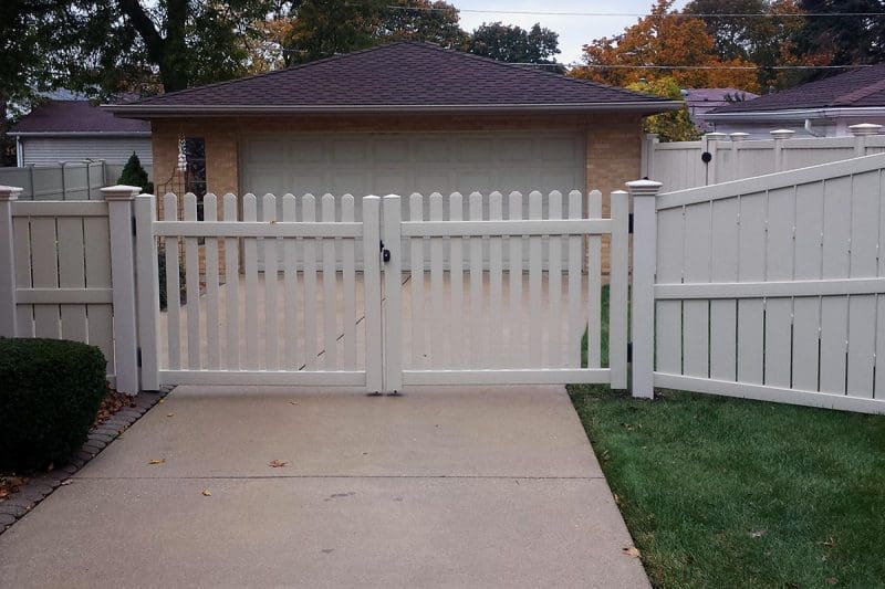 Picket vinyl fence in Chicago IL