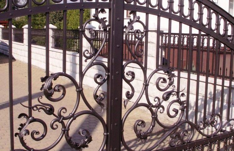 iron-fences-with-style-to-your-home