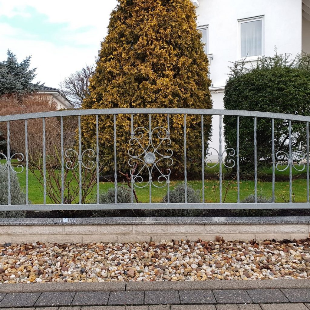 are-industrial-iron-fences-resistant-to-rust-and-corrosion-metal-fence