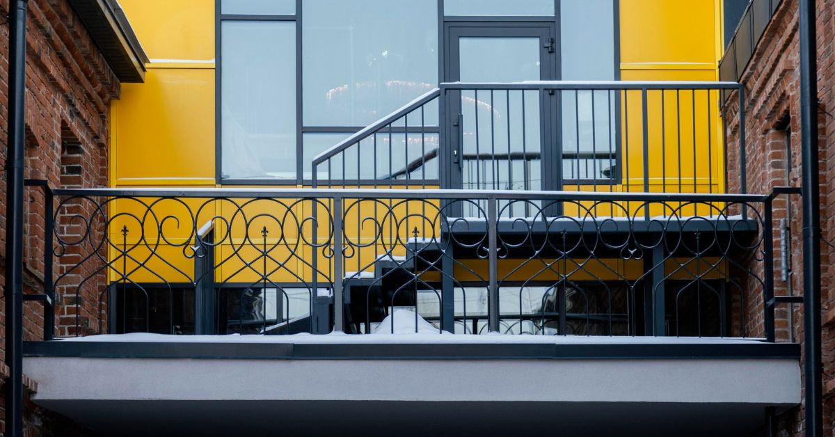 elegant-wrought-iron-balcony-railings-2