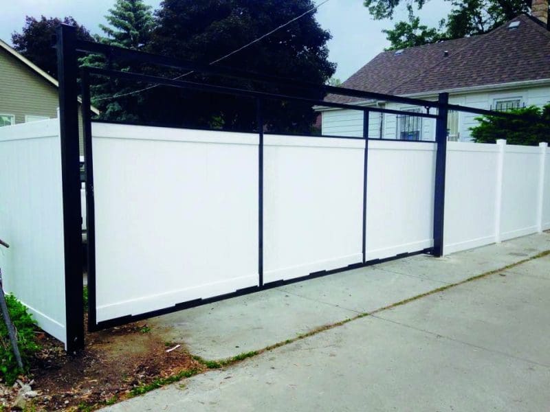 Privacy vinyl fence installation in Chicago