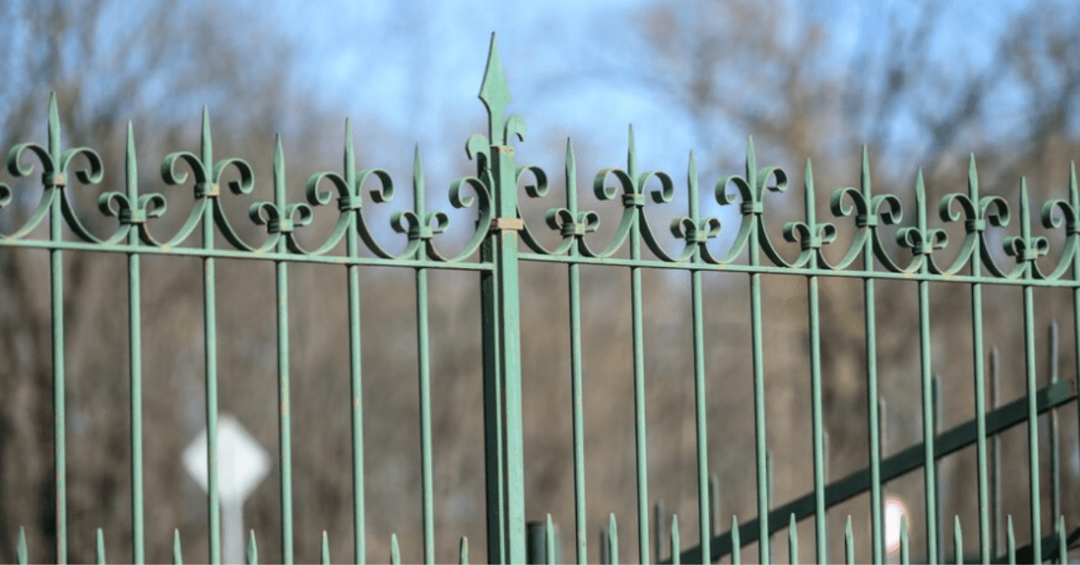 advantages-of-industrial-iron-fencing-2