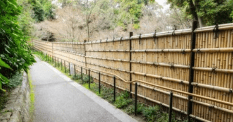enhancing-hospitality-with-charming-wood-fences-2