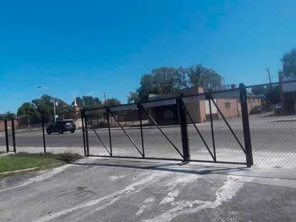 Chain link fence and gate installation in Chicago
