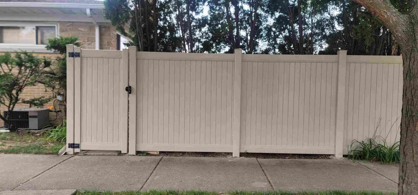 Low maintenance vinyl fence installation in Chicago
